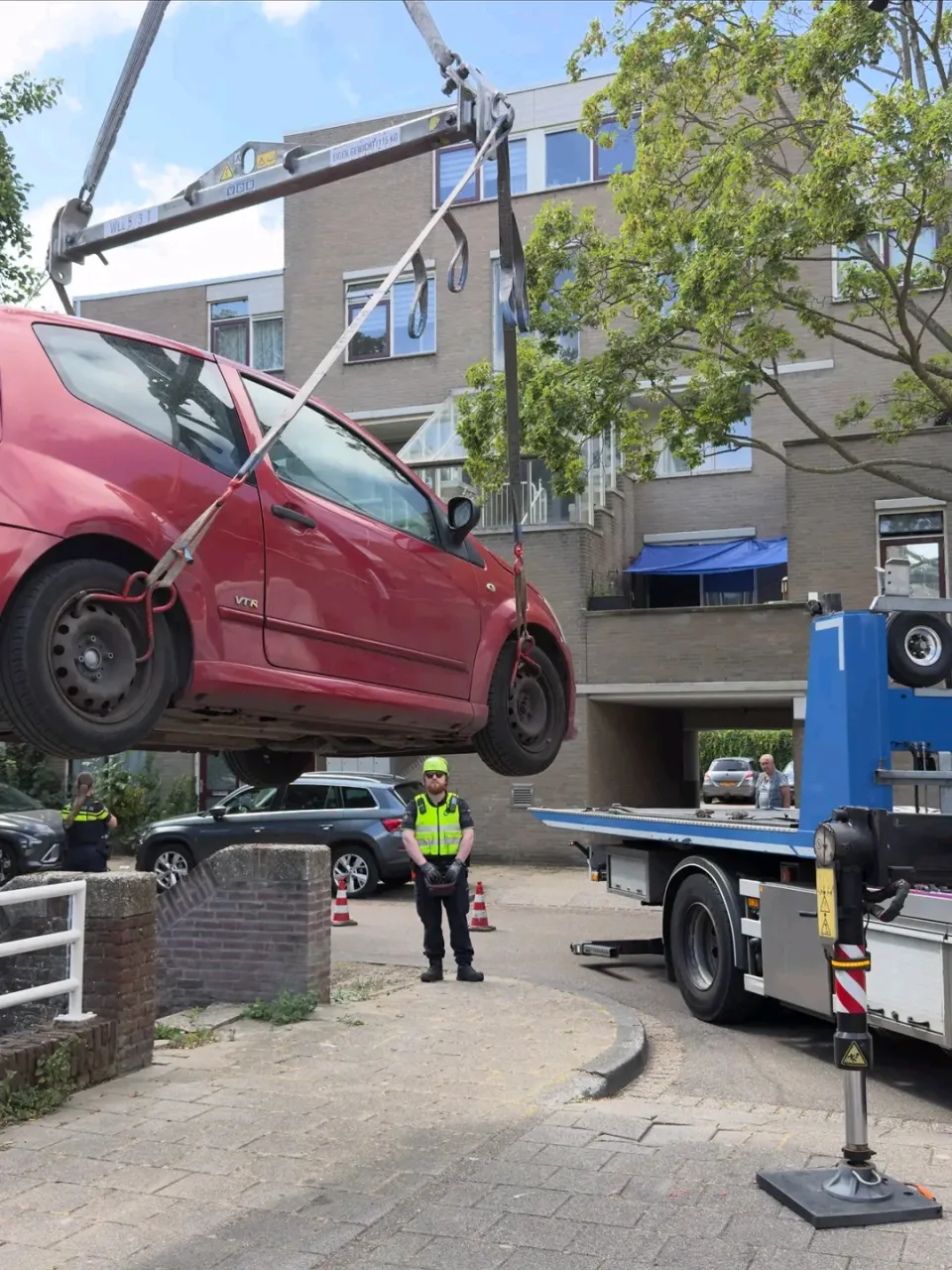 Rond de middag gebeurt in Nederland een opvallend ongeval met een gemeentelijke inspecteur.