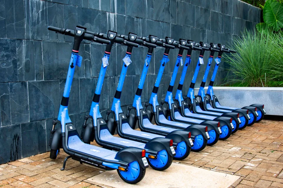La Grèce veut interdire les trottinettes électriques aux moins de dix-sept ans après une hausse des accidents