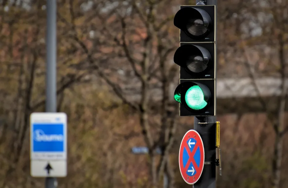 İtalya ve Almanya'da aşırı sıcaklar nedeniyle trafik ışıkları eridi