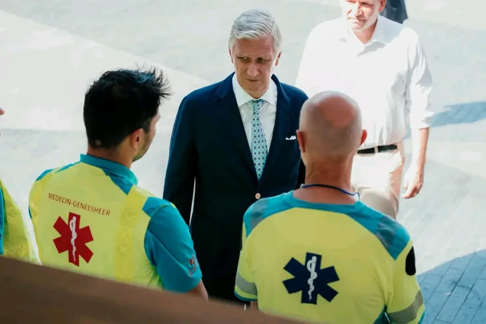 König Philippe besucht den Brandort und spricht mit Rettungskräften nach dem Brandereignis