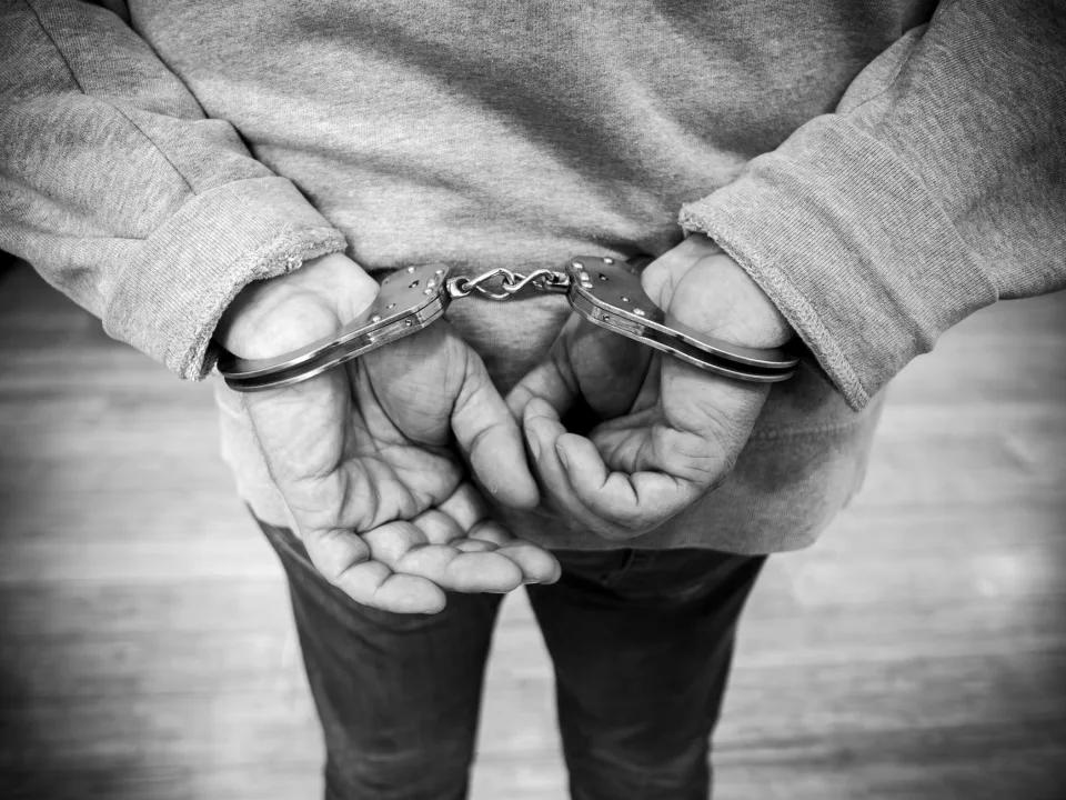 18-годишен арестуван за мащабна телефонна измама в Драгичево!