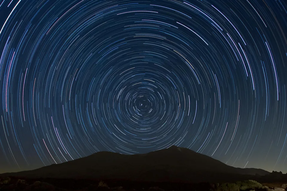 La rotazione terrestre rallenta: giorni più lunghi e impatto su tecnologie e scienze
