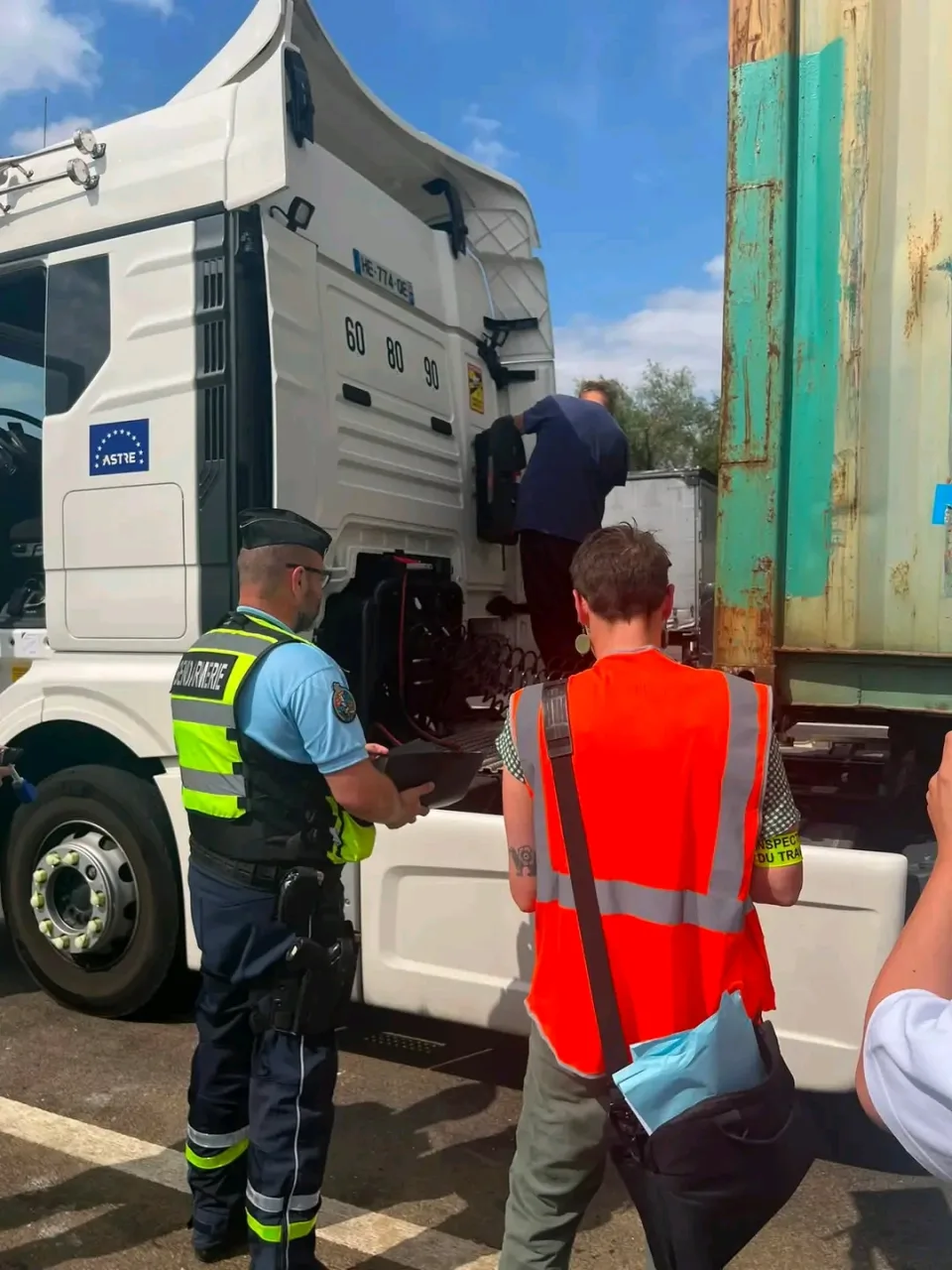 Fransa'nın Eure bölgesinde A13 otoyolunda eş zamanlı geniş kapsamlı trafik uygulaması, çok sayıda ekibin katılımıyla tamamlandı