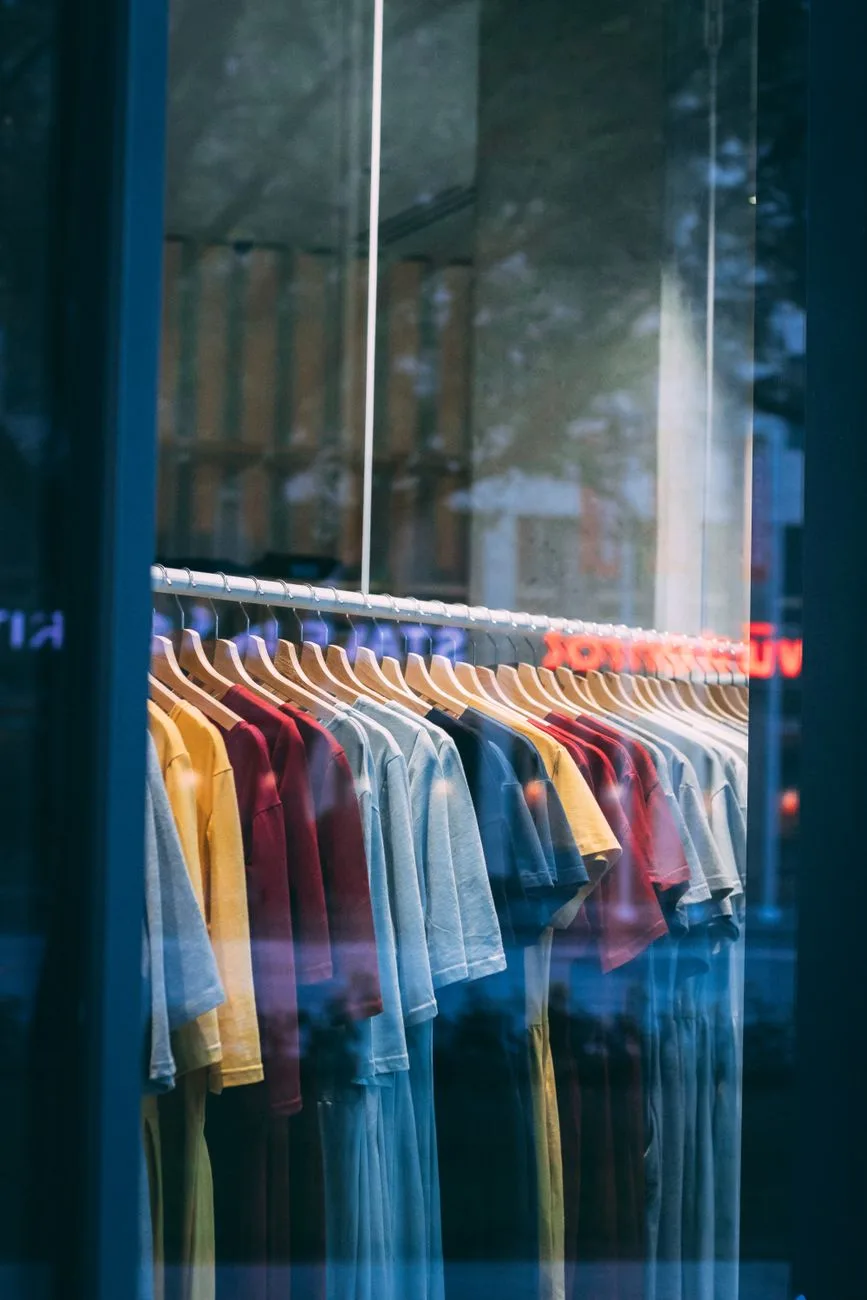 Grandes firmas textiles en Europa ya no podrán destruir prendas almacenadas.