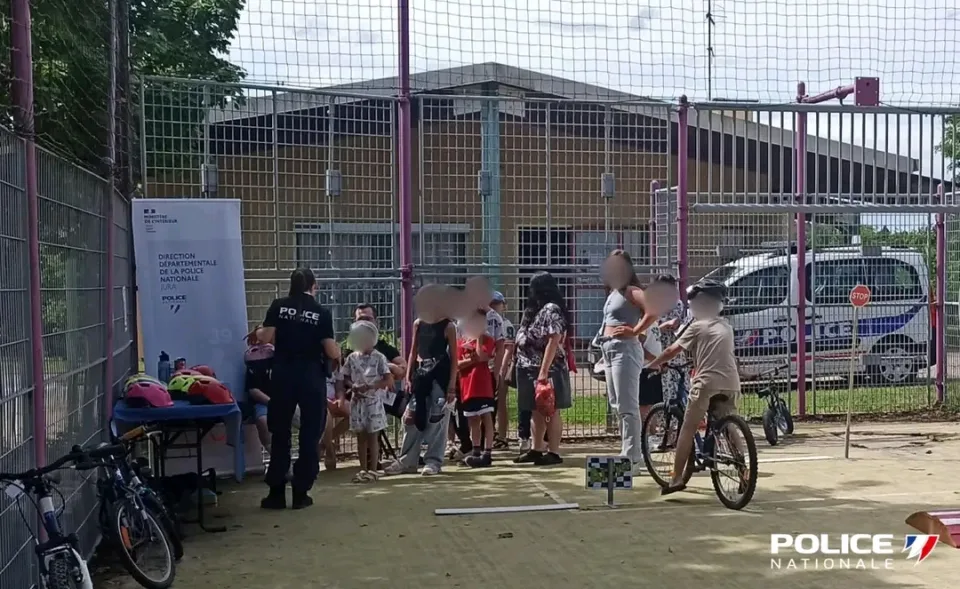 Fransada polis, məhəllə şənliyində yol təhlükəsizliyi təlimi keçirdi
