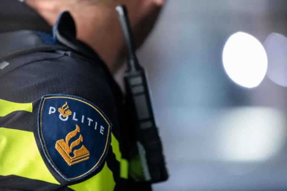 Hollanda’da 13 yaşındaki çocuk sahte polis kılığında 20 bin euro değerindeki mücevher ve banka kartı çaldı; olay suç örgütlerinin çocukları kullanma tehlikesine dikkat çekiyor