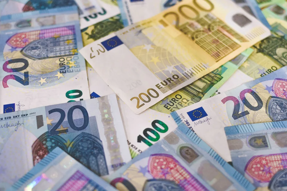 Belçika'nın Valon Bölgesi-Brüksel Federasyonu, siyasi partilere dolaylı finansmanı sona erdiren kapsamlı reformla kamu kaynaklarının dağıtımında şeffaflığı ve adaleti artırmayı amaçlıyor.