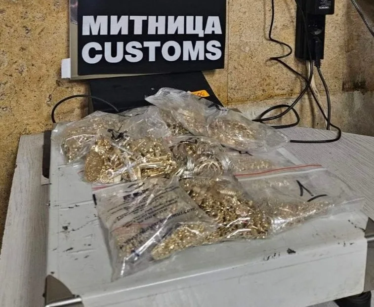 Bulgaristan'ın Türkiye Sınırında Malko Tırnovo Gümrük Kapısı'nda Aramalarda Otomobil ve Otobüste Saklanan Toplam Yaklaşık 400 Gram Kaçak Altın Takı Yakalandı