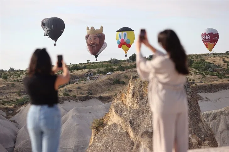 Kapadokya Balon Festivali, 30 figürlü balonun gösteri uçuşuyla başladı