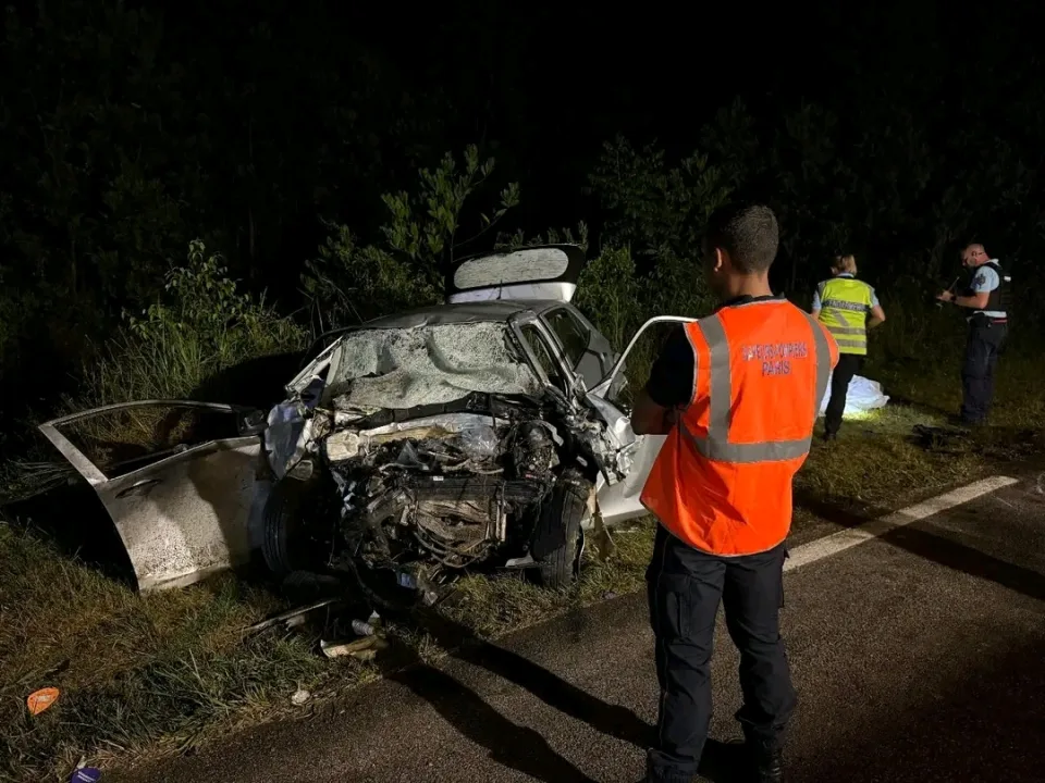 Paris Feuerwehr hilft bei schwerem Verkehrsunfall in Französisch-Guyana