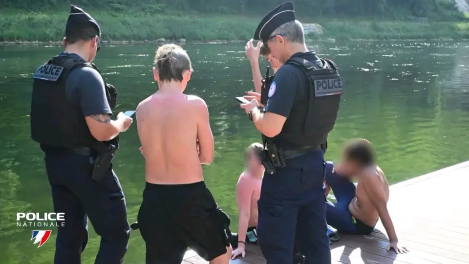Fransa'da polis yasaklı yüzme alanlarında denetimleri artırdı