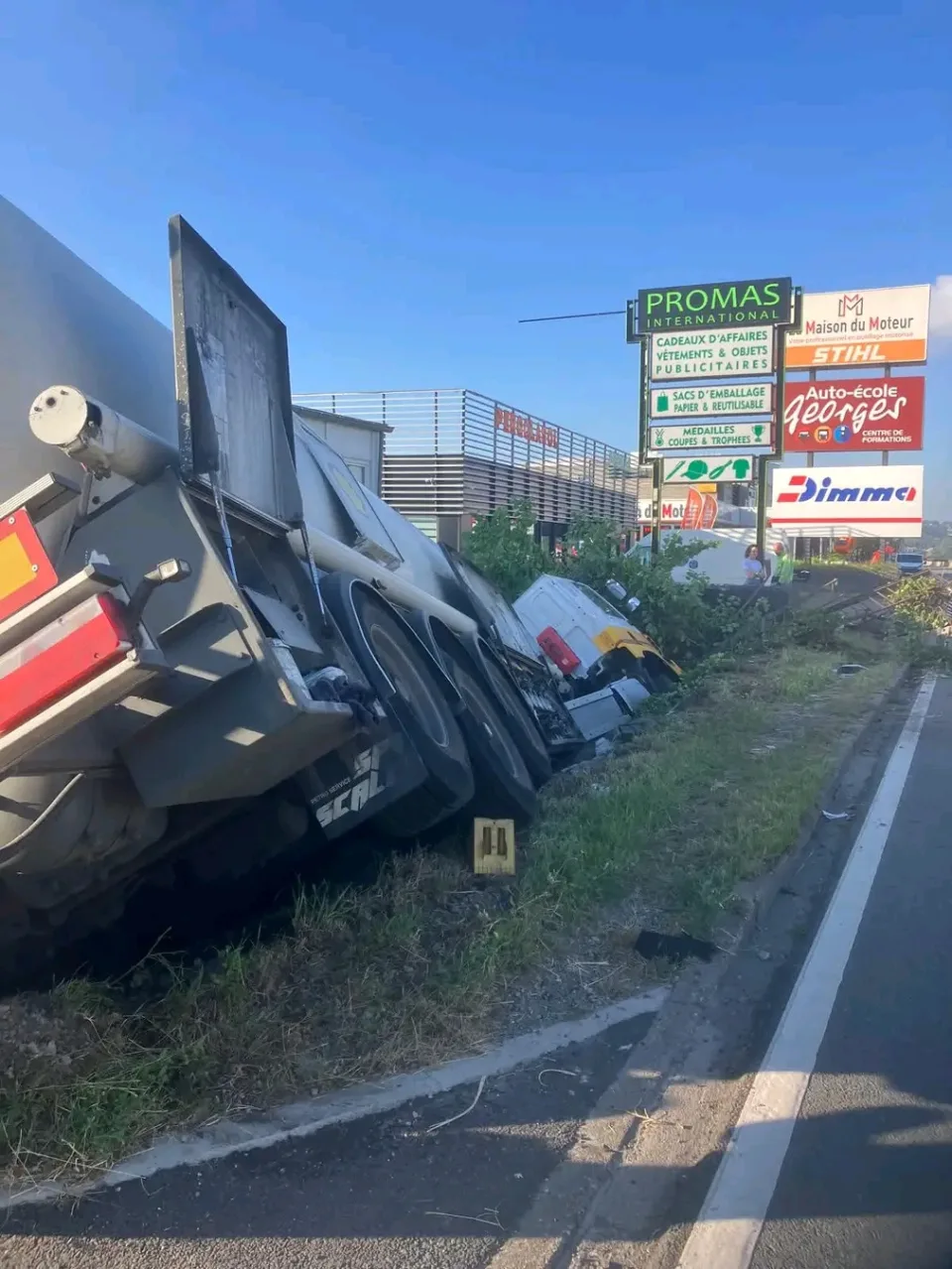 Belçika'nın Liège kentinde kamyon kazası sonrası cadde trafiğe kapatıldı