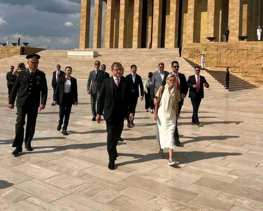 Belçika Başbakanı Bart De Wever, beraberindeki heyetle Anıtkabir'i ziyaret etti
