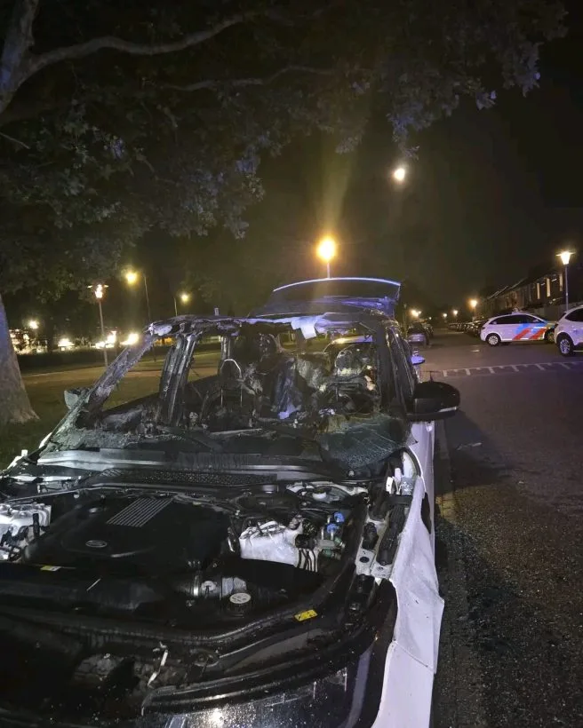 V Helmonde v noci horelo auto, polícia vyšetruje možný úmyselný požiar