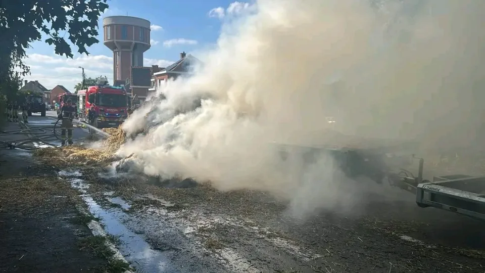 Belçika'nın Kortenberg kentinde saman yüklü traktör römorku tamamen yandı