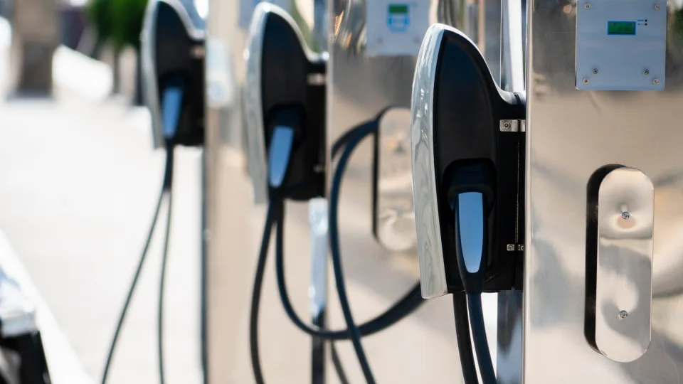 En Belgique, le nombre de bornes de recharge publiques pour véhicules électriques a bondi de vingt pour cent