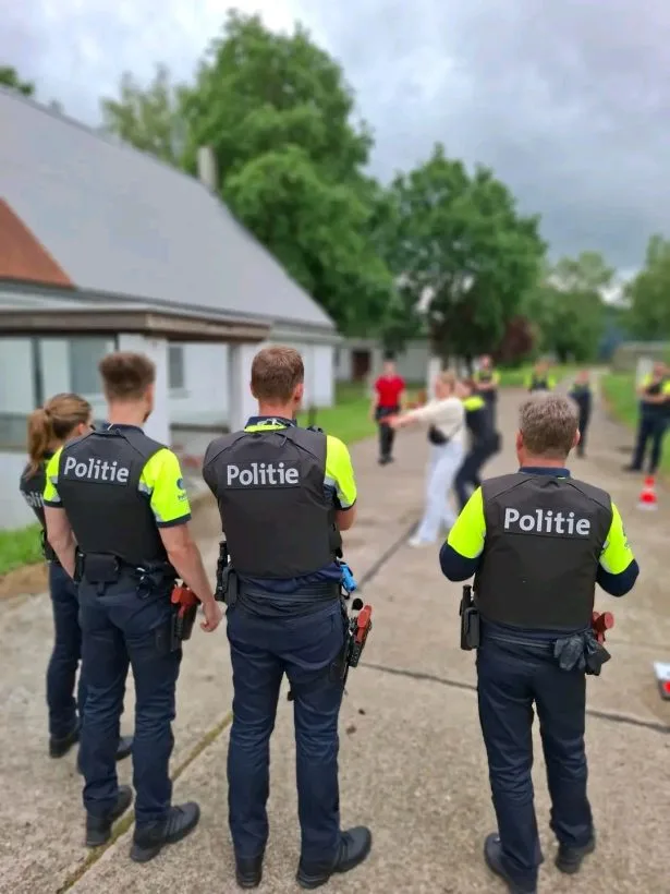 En la región flamenca, policías mejoran habilidades periódicamente mediante cursos formativos.