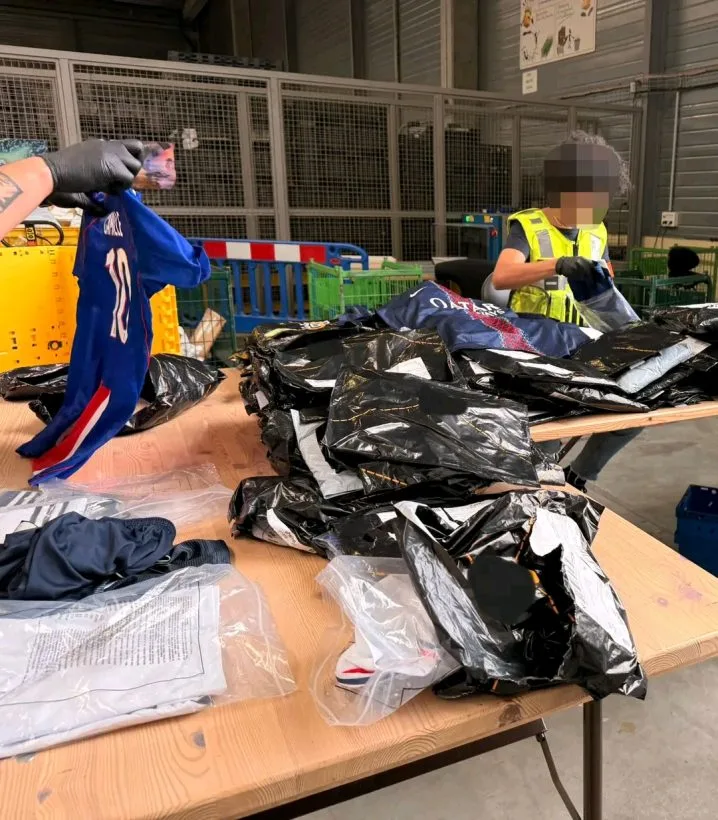 La aduana francesa incauta numerosas camisetas falsas tras recientes investigaciones.