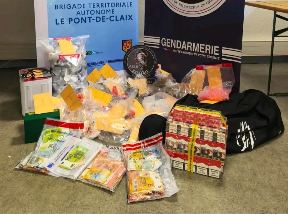 Fransa'da düzenlenen uyuşturucu operasyonunda bir genç pencereden madde atarken yakalandı