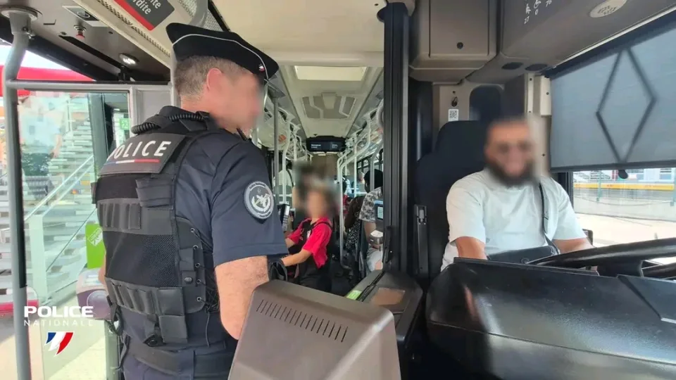 Dvadeset jedan policijski rezervista angažovan je za pojačanu sigurnost javnog prevoza u Esoneu.
