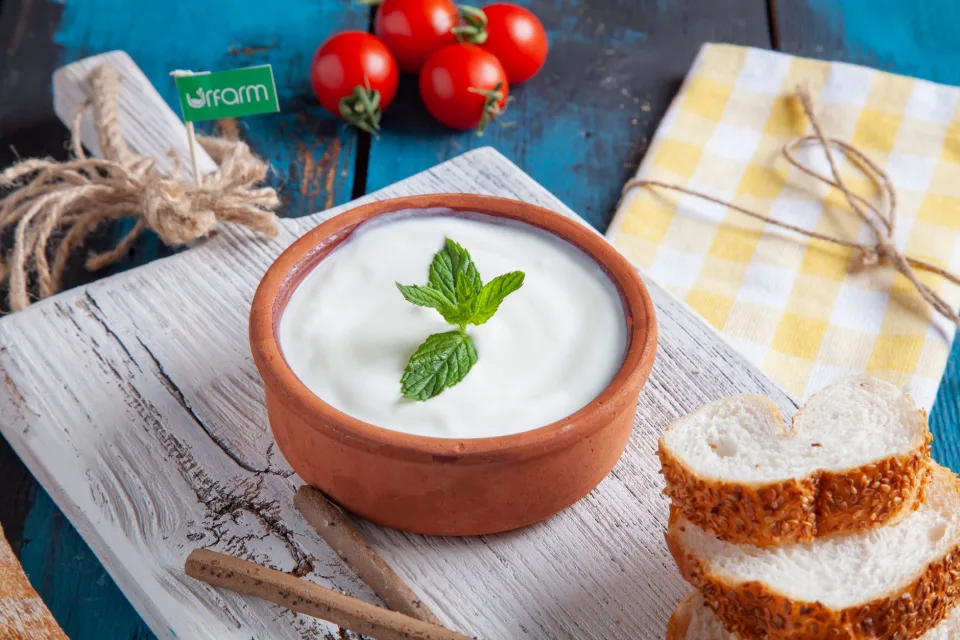 El yogur acompaña multitud de comidas, desde desayunos hasta cenas habituales.