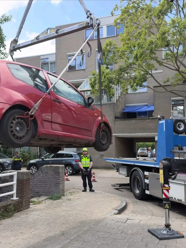 Den Haag Holande: Një zyrtar bashkie goditet nga automjeti, shoferi ndalet