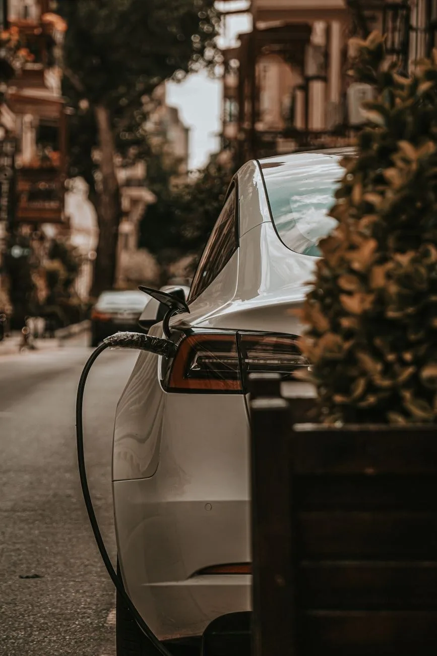 Francúzsko zvýšilo podporu na elektrické autá, zamerať sa chce na sociálne vrstvy